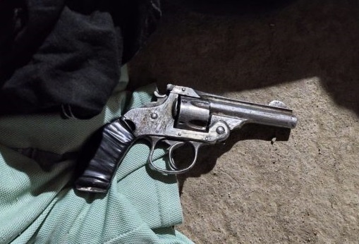 Viedma: secuestran balas, ropa y un arma en allanamientos por un robo a mano armada