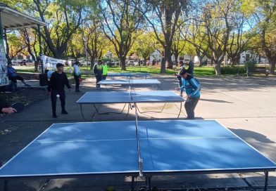 La fundación “Te doy una mano” celebró el día mundial del tenis de mesa en la plaza San Martín