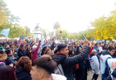 El pueblo marchó en defensa de la Universidad Publica nacional