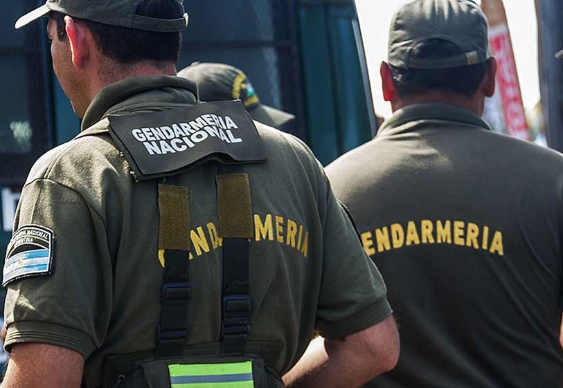 Gendarmería realizó un despliegue en Viedma y habría detenidos por drogas
